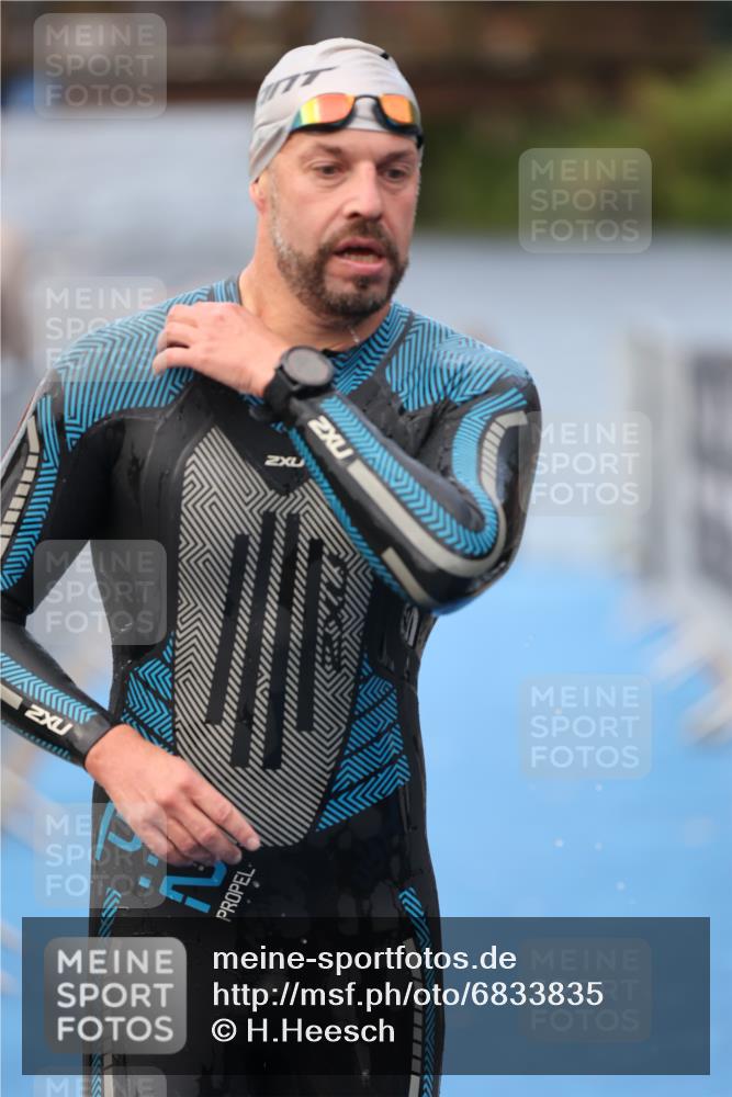 25.08.2024 - Elbe Triathlon Hamburg H.Heesch http://msf.ph/oto/6833835 25.08.2024 08:33:29 Schwimmen 33, 60, 99 meine-sportfotos.de