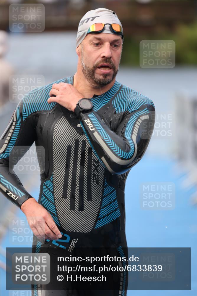 25.08.2024 - Elbe Triathlon Hamburg H.Heesch http://msf.ph/oto/6833839 25.08.2024 08:33:29 Schwimmen 33, 60, 99 meine-sportfotos.de