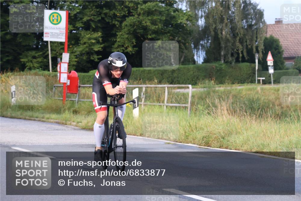 25.08.2024 - Elbe Triathlon Hamburg Fuchs,  Jonas http://msf.ph/oto/6833877 25.08.2024 08:36:28 Radfahren 65 meine-sportfotos.de