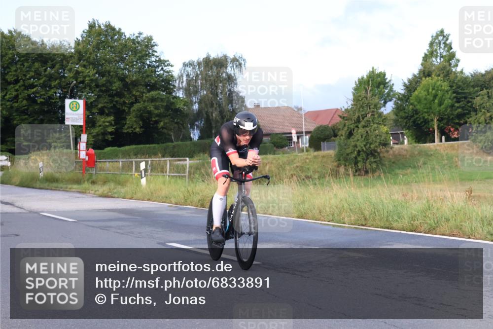25.08.2024 - Elbe Triathlon Hamburg Fuchs,  Jonas http://msf.ph/oto/6833891 25.08.2024 08:36:29 Radfahren 65 meine-sportfotos.de