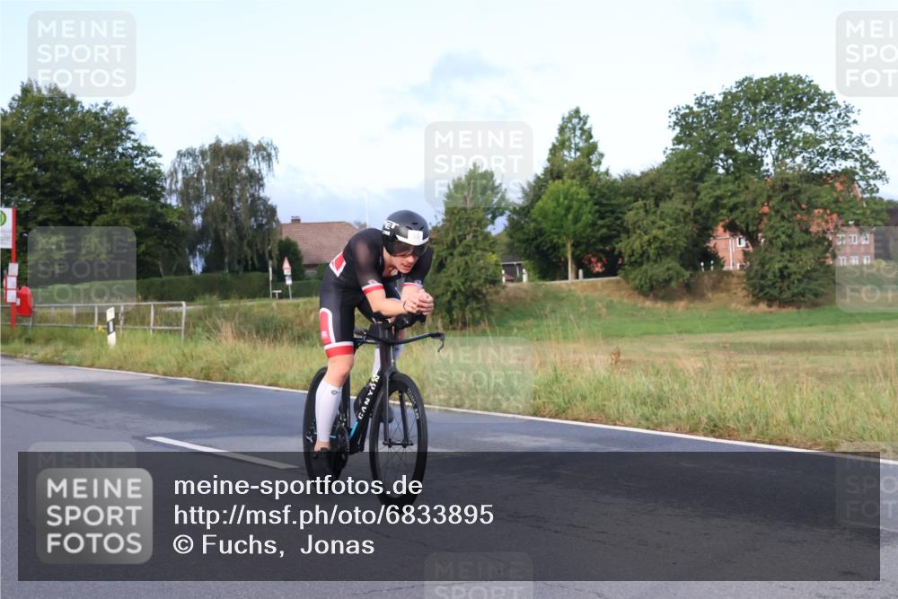 25.08.2024 - Elbe Triathlon Hamburg Fuchs,  Jonas http://msf.ph/oto/6833895 25.08.2024 08:36:29 Radfahren 65 meine-sportfotos.de