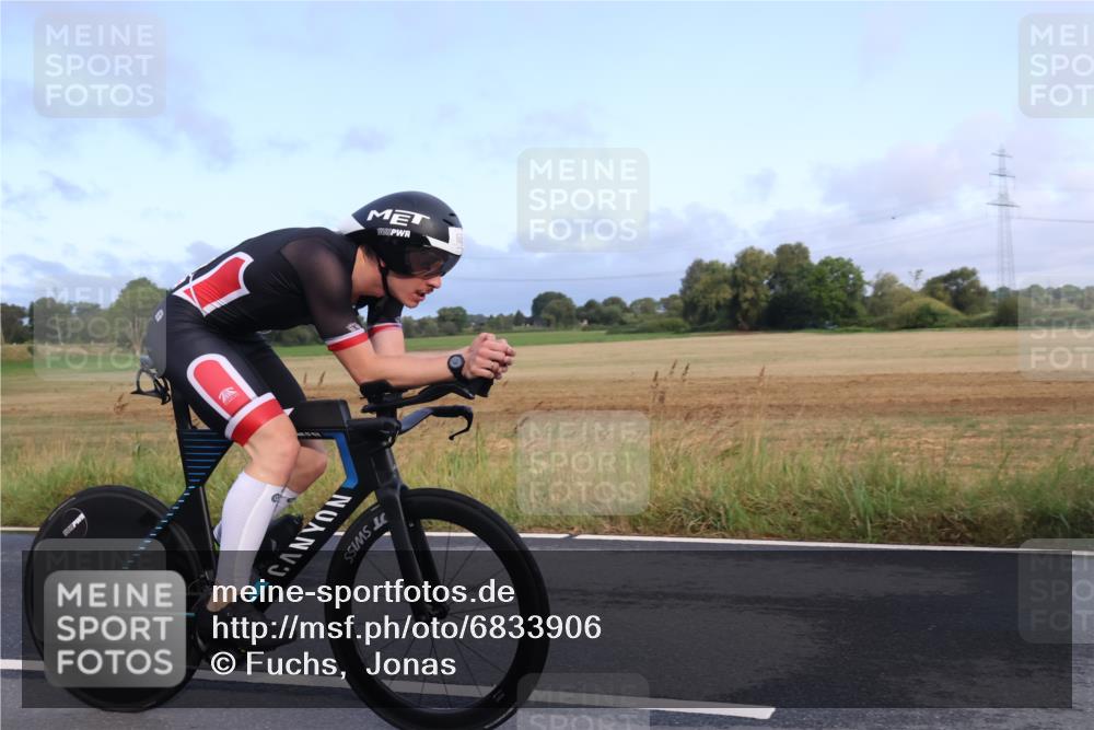 25.08.2024 - Elbe Triathlon Hamburg Fuchs,  Jonas http://msf.ph/oto/6833906 25.08.2024 08:36:29 Radfahren 65 meine-sportfotos.de