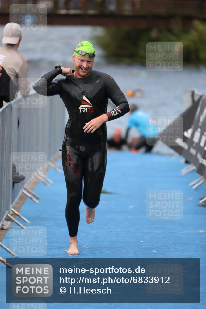 25.08.2024 - Elbe Triathlon Hamburg H.Heesch http://msf.ph/oto/6833912 25.08.2024 08:33:41 Schwimmen 33, 60, 61, 69 meine-sportfotos.de