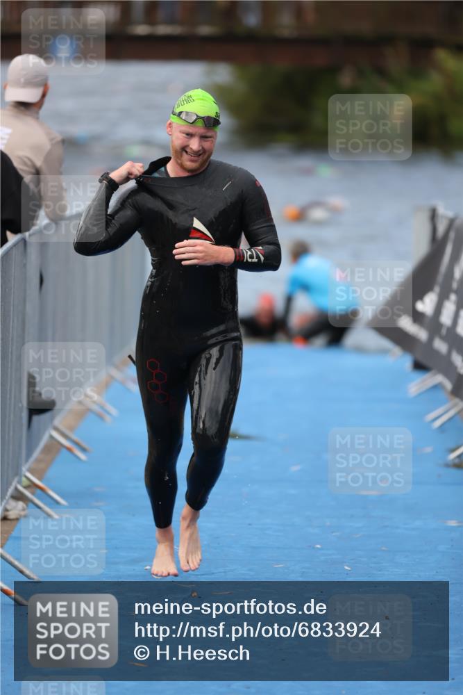 25.08.2024 - Elbe Triathlon Hamburg H.Heesch http://msf.ph/oto/6833924 25.08.2024 08:33:42 Schwimmen 33, 60, 61, 69 meine-sportfotos.de