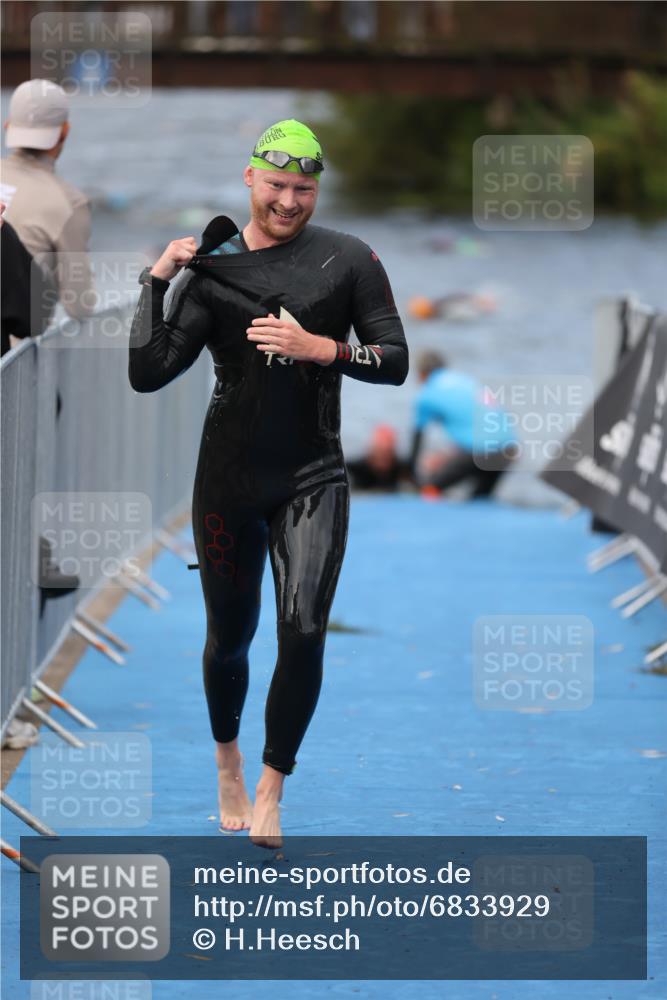 25.08.2024 - Elbe Triathlon Hamburg H.Heesch http://msf.ph/oto/6833929 25.08.2024 08:33:42 Schwimmen 33, 60, 61, 69 meine-sportfotos.de