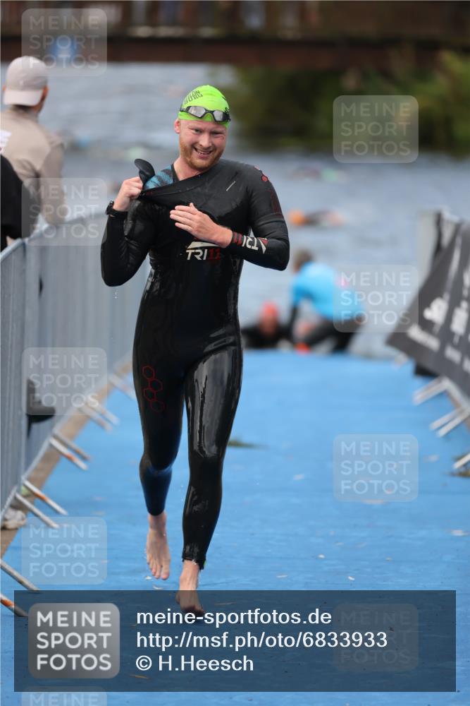 25.08.2024 - Elbe Triathlon Hamburg H.Heesch http://msf.ph/oto/6833933 25.08.2024 08:33:42 Schwimmen 33, 60, 61, 69 meine-sportfotos.de