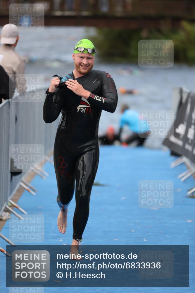 25.08.2024 - Elbe Triathlon Hamburg H.Heesch http://msf.ph/oto/6833936 25.08.2024 08:33:42 Schwimmen 33, 60, 61, 69 meine-sportfotos.de