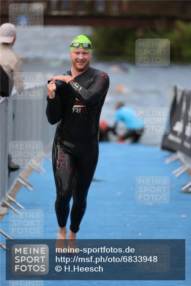 25.08.2024 - Elbe Triathlon Hamburg H.Heesch http://msf.ph/oto/6833948 25.08.2024 08:33:42 Schwimmen 33, 60, 61, 69 meine-sportfotos.de