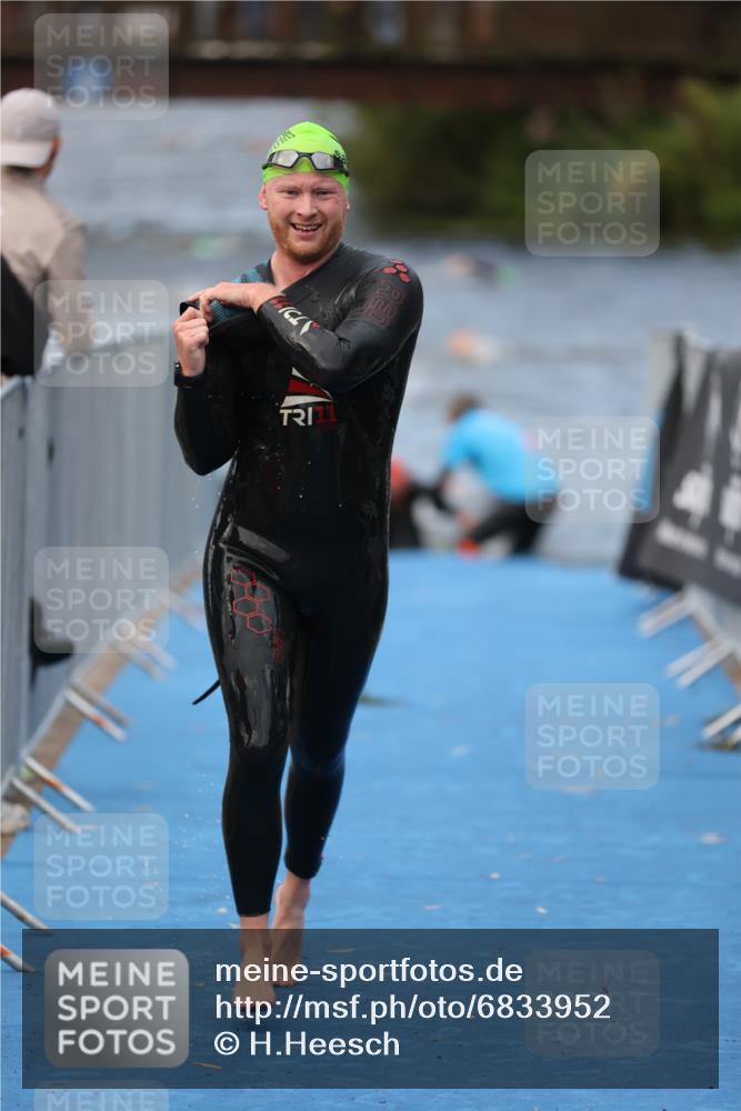 25.08.2024 - Elbe Triathlon Hamburg H.Heesch http://msf.ph/oto/6833952 25.08.2024 08:33:42 Schwimmen 33, 60, 61, 69 meine-sportfotos.de