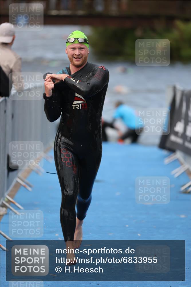 25.08.2024 - Elbe Triathlon Hamburg H.Heesch http://msf.ph/oto/6833955 25.08.2024 08:33:42 Schwimmen 33, 60, 61, 69 meine-sportfotos.de