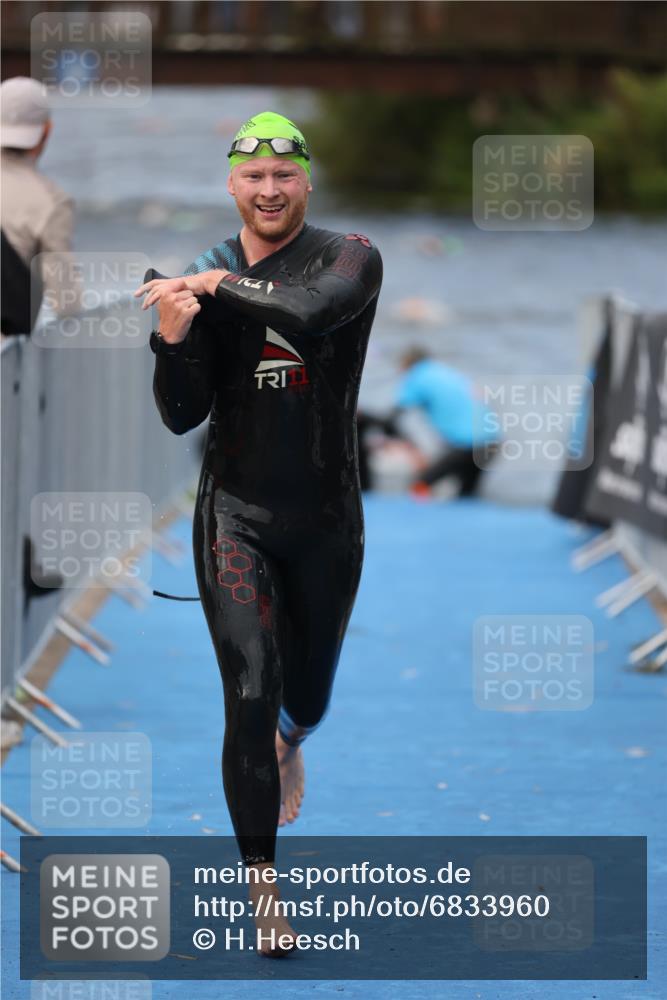 25.08.2024 - Elbe Triathlon Hamburg H.Heesch http://msf.ph/oto/6833960 25.08.2024 08:33:42 Schwimmen 33, 60, 61, 69 meine-sportfotos.de