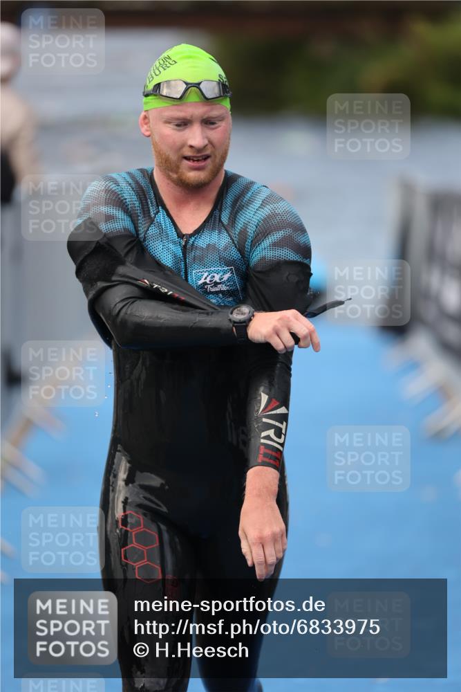 25.08.2024 - Elbe Triathlon Hamburg H.Heesch http://msf.ph/oto/6833975 25.08.2024 08:33:43 Schwimmen 33, 60, 61, 69 meine-sportfotos.de