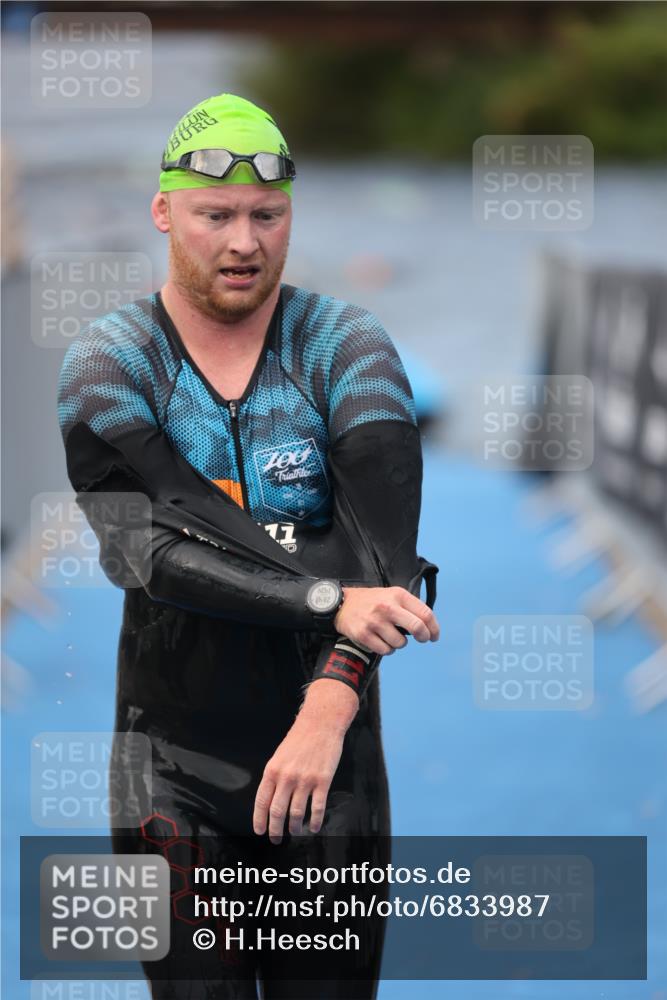 25.08.2024 - Elbe Triathlon Hamburg H.Heesch http://msf.ph/oto/6833987 25.08.2024 08:33:43 Schwimmen 33, 60, 61, 69 meine-sportfotos.de
