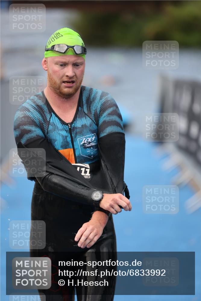 25.08.2024 - Elbe Triathlon Hamburg H.Heesch http://msf.ph/oto/6833992 25.08.2024 08:33:43 Schwimmen 33, 60, 61, 69 meine-sportfotos.de