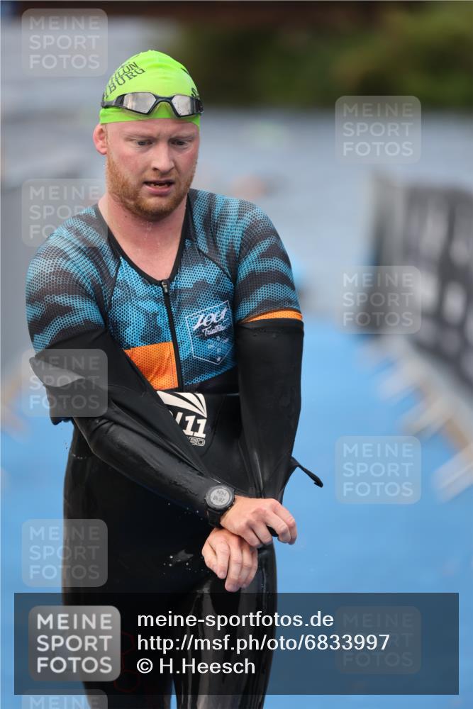 25.08.2024 - Elbe Triathlon Hamburg H.Heesch http://msf.ph/oto/6833997 25.08.2024 08:33:43 Schwimmen 33, 60, 61, 69 meine-sportfotos.de