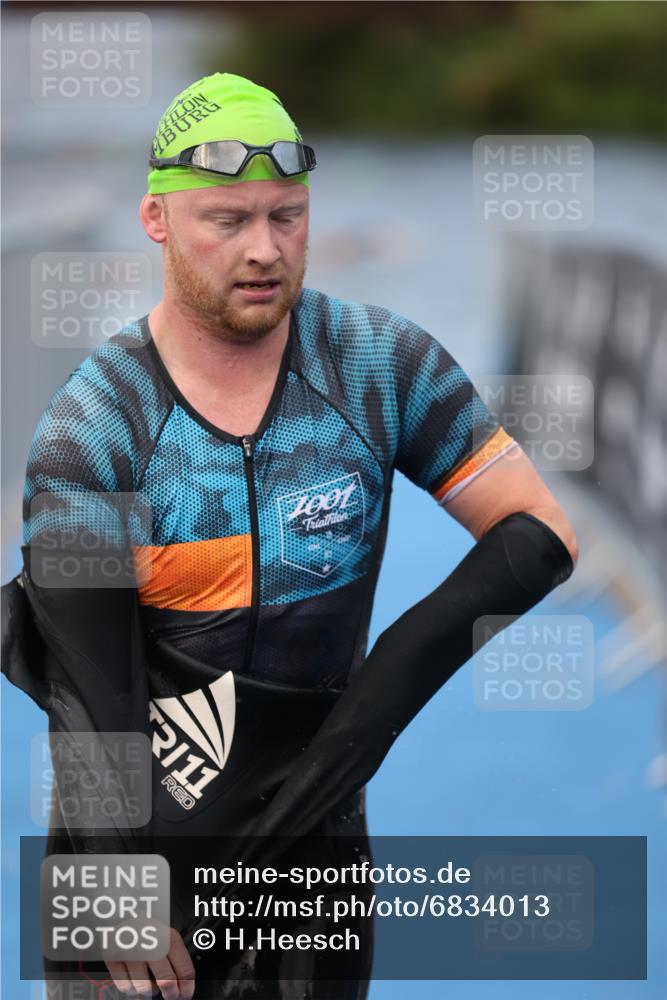 25.08.2024 - Elbe Triathlon Hamburg H.Heesch http://msf.ph/oto/6834013 25.08.2024 08:33:44 Schwimmen 33, 60, 61, 69 meine-sportfotos.de
