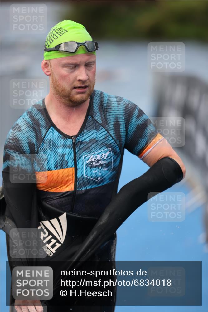 25.08.2024 - Elbe Triathlon Hamburg H.Heesch http://msf.ph/oto/6834018 25.08.2024 08:33:44 Schwimmen 33, 60, 61, 69 meine-sportfotos.de