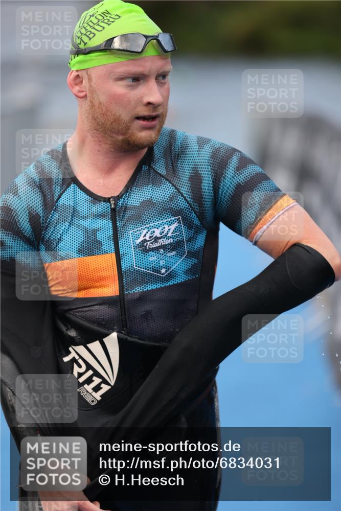 25.08.2024 - Elbe Triathlon Hamburg H.Heesch http://msf.ph/oto/6834031 25.08.2024 08:33:44 Schwimmen 33, 60, 61, 69 meine-sportfotos.de