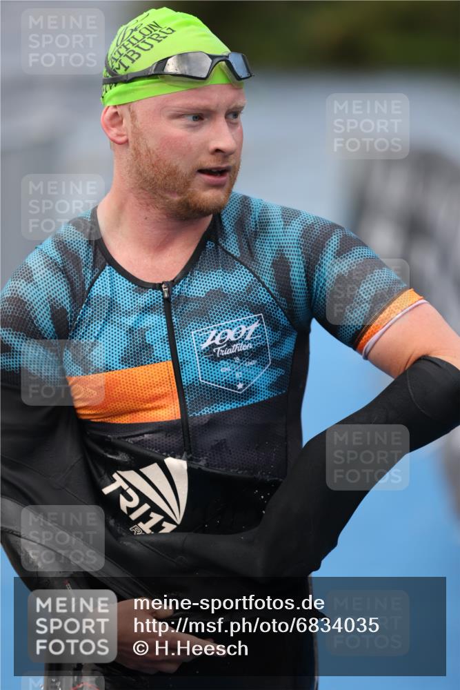 25.08.2024 - Elbe Triathlon Hamburg H.Heesch http://msf.ph/oto/6834035 25.08.2024 08:33:44 Schwimmen 33, 60, 61, 69 meine-sportfotos.de