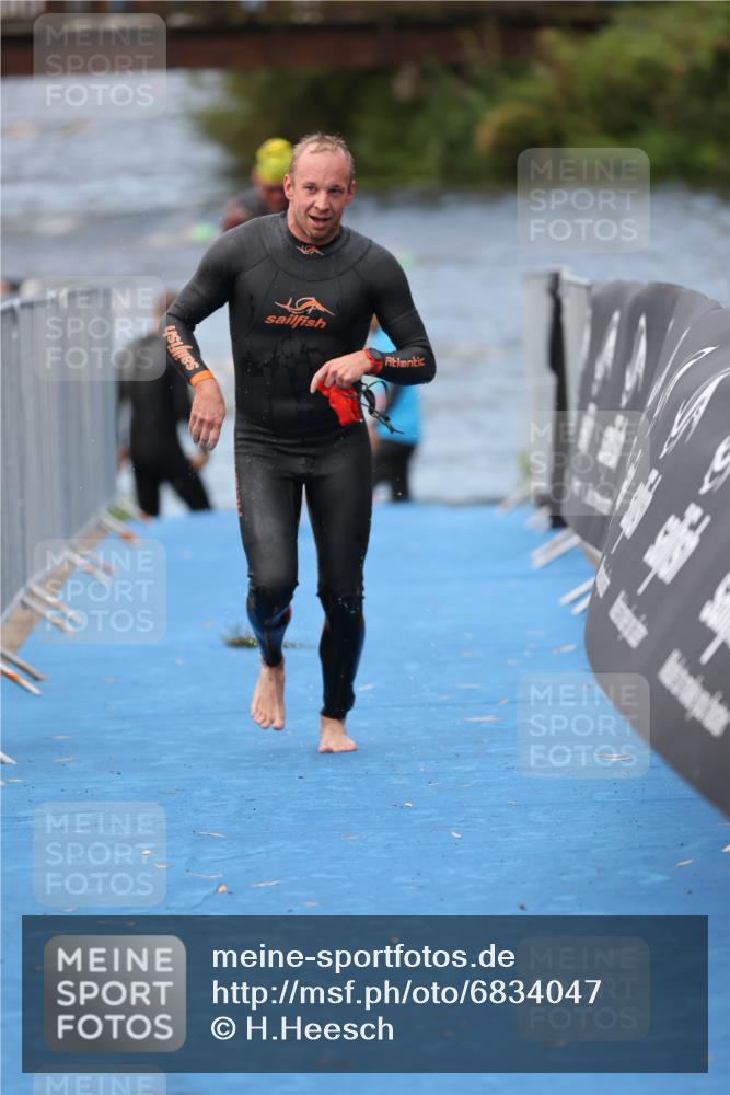 25.08.2024 - Elbe Triathlon Hamburg H.Heesch http://msf.ph/oto/6834047 25.08.2024 08:33:50 Schwimmen 33, 61, 69 meine-sportfotos.de