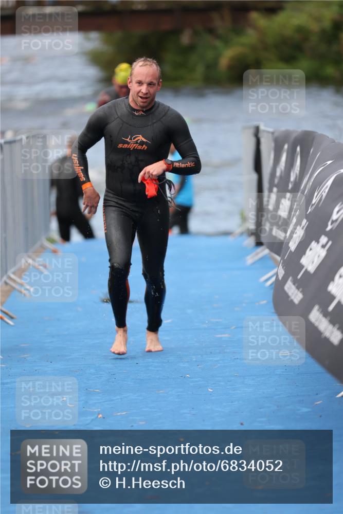 25.08.2024 - Elbe Triathlon Hamburg H.Heesch http://msf.ph/oto/6834052 25.08.2024 08:33:50 Schwimmen 33, 61, 69 meine-sportfotos.de