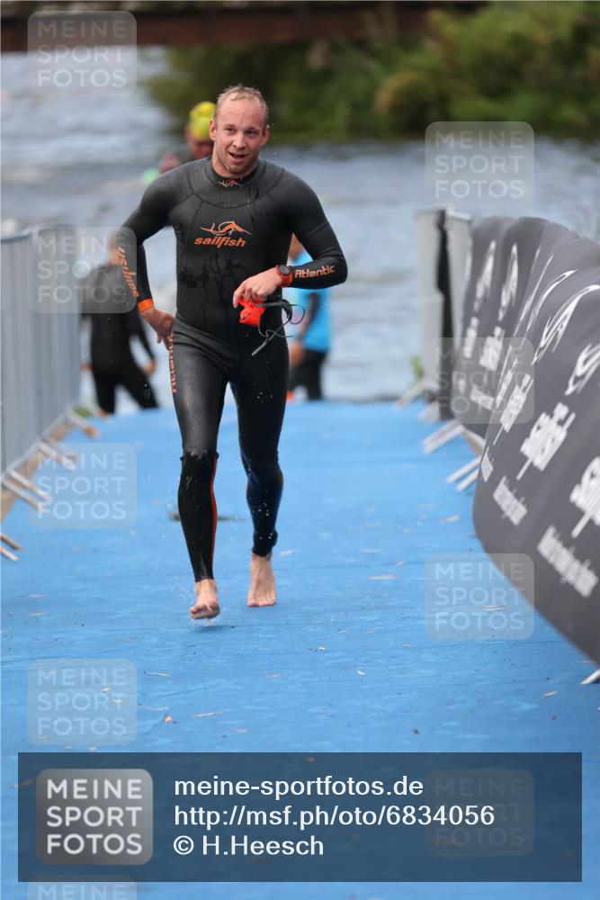 25.08.2024 - Elbe Triathlon Hamburg H.Heesch http://msf.ph/oto/6834056 25.08.2024 08:33:50 Schwimmen 33, 61, 69 meine-sportfotos.de
