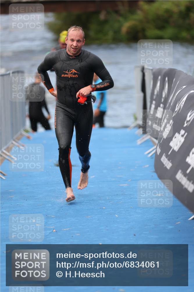25.08.2024 - Elbe Triathlon Hamburg H.Heesch http://msf.ph/oto/6834061 25.08.2024 08:33:50 Schwimmen 33, 61, 69 meine-sportfotos.de