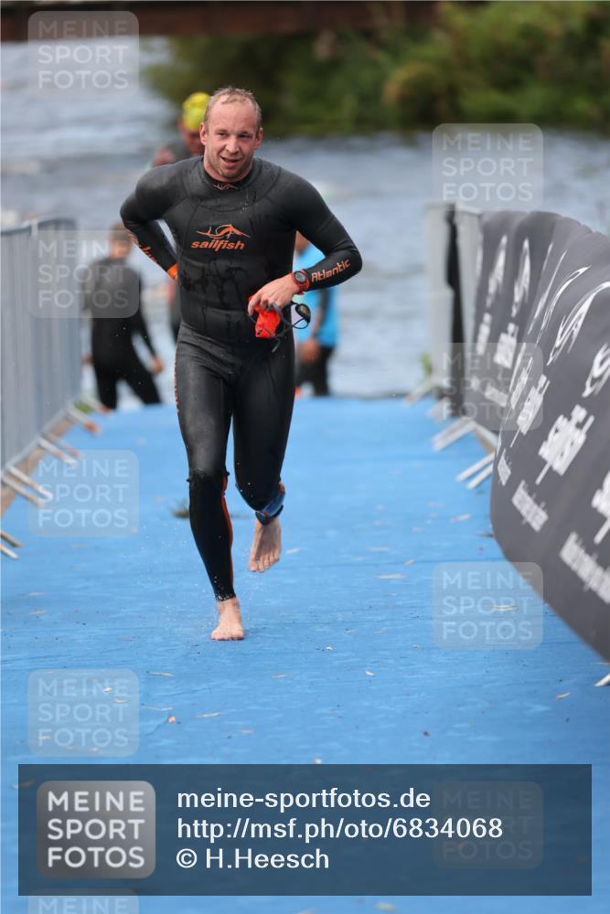 25.08.2024 - Elbe Triathlon Hamburg H.Heesch http://msf.ph/oto/6834068 25.08.2024 08:33:50 Schwimmen 33, 61, 69 meine-sportfotos.de