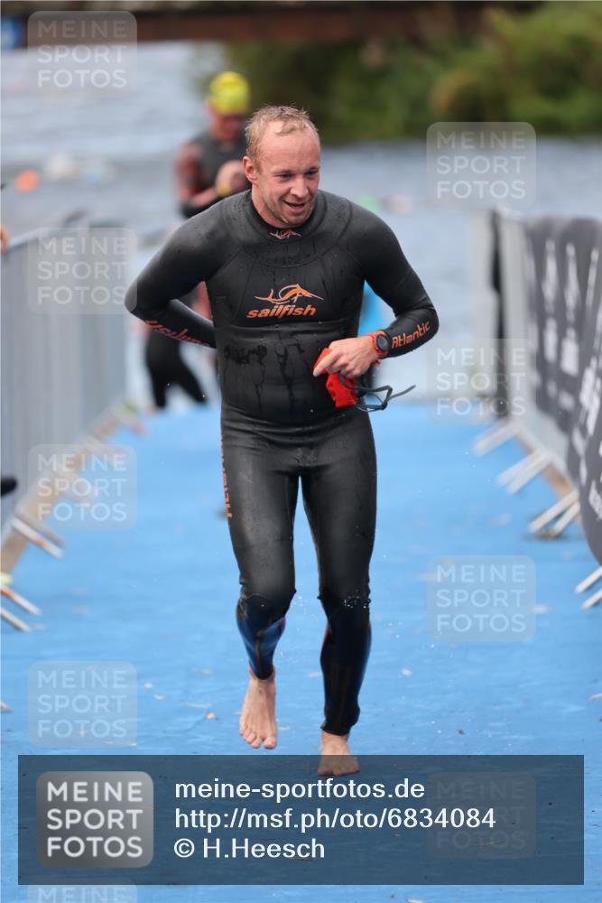 25.08.2024 - Elbe Triathlon Hamburg H.Heesch http://msf.ph/oto/6834084 25.08.2024 08:33:51 Schwimmen 33, 61, 69 meine-sportfotos.de