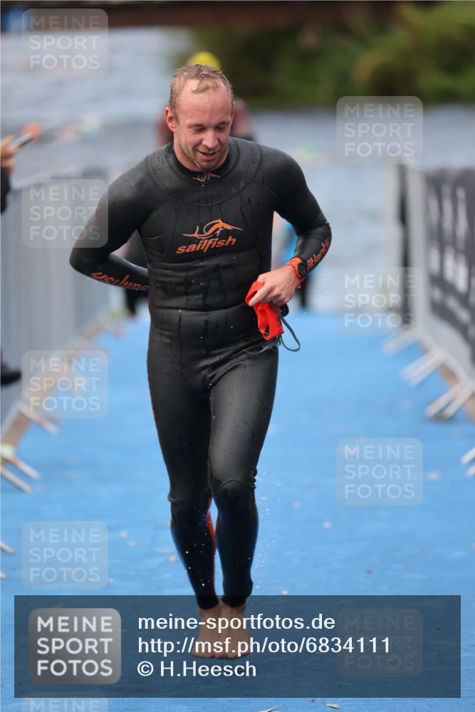 25.08.2024 - Elbe Triathlon Hamburg H.Heesch http://msf.ph/oto/6834111 25.08.2024 08:33:51 Schwimmen 33, 61, 69 meine-sportfotos.de