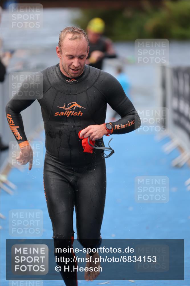 25.08.2024 - Elbe Triathlon Hamburg H.Heesch http://msf.ph/oto/6834153 25.08.2024 08:33:52 Schwimmen 33, 61, 64, 69, 86 meine-sportfotos.de