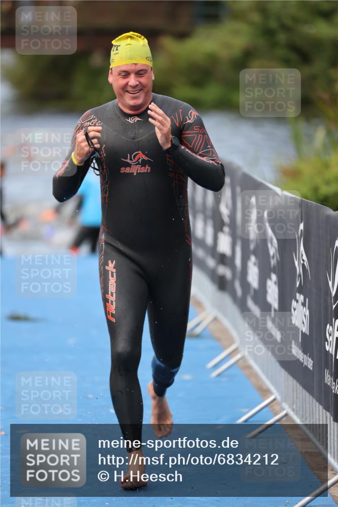 25.08.2024 - Elbe Triathlon Hamburg H.Heesch http://msf.ph/oto/6834212 25.08.2024 08:33:55 Schwimmen 33, 61, 64, 69, 86 meine-sportfotos.de