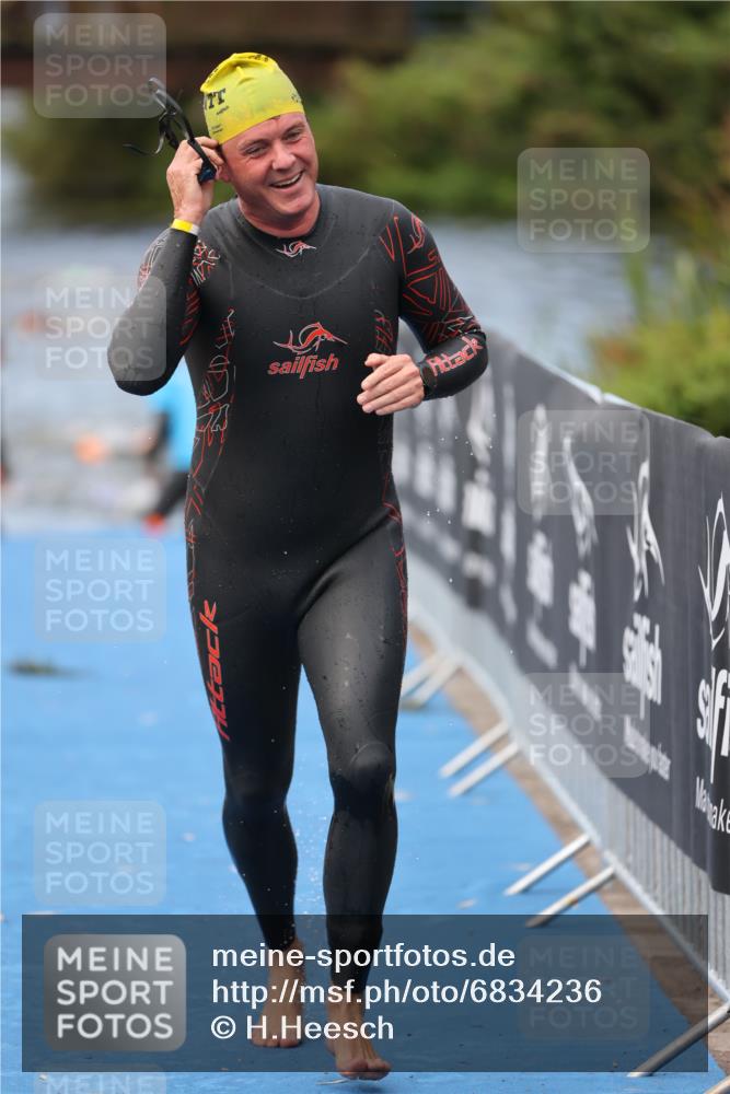 25.08.2024 - Elbe Triathlon Hamburg H.Heesch http://msf.ph/oto/6834236 25.08.2024 08:33:55 Schwimmen 33, 61, 64, 69, 86 meine-sportfotos.de