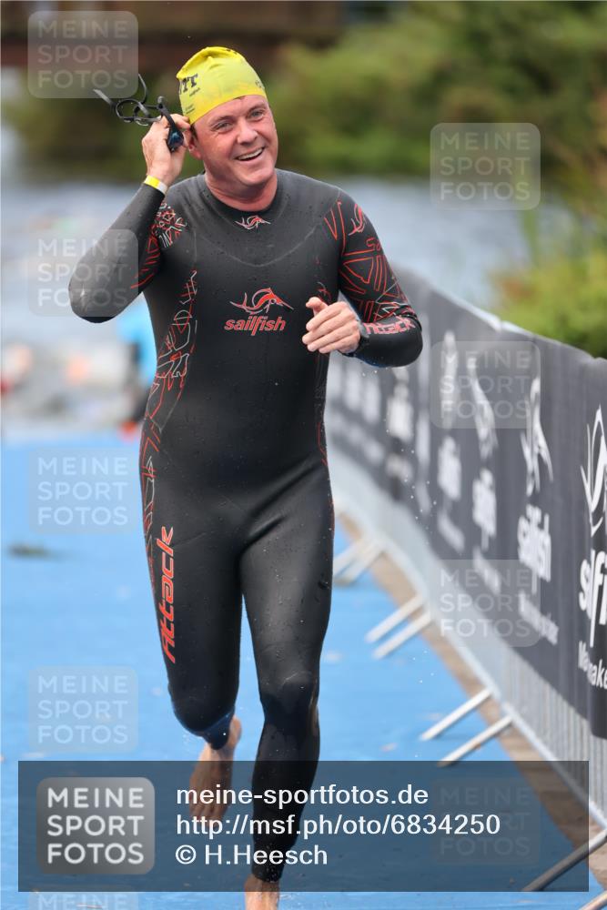 25.08.2024 - Elbe Triathlon Hamburg H.Heesch http://msf.ph/oto/6834250 25.08.2024 08:33:56 Schwimmen 33, 52, 61, 64, 69, 86 meine-sportfotos.de