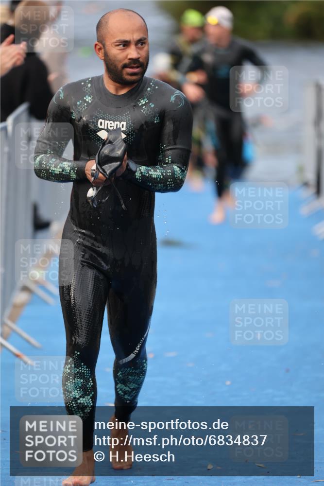 25.08.2024 - Elbe Triathlon Hamburg H.Heesch http://msf.ph/oto/6834837 25.08.2024 08:34:23 Schwimmen 35, 48, 52, 55, 58, 64, 83, 84, 86, 94, 97 meine-sportfotos.de