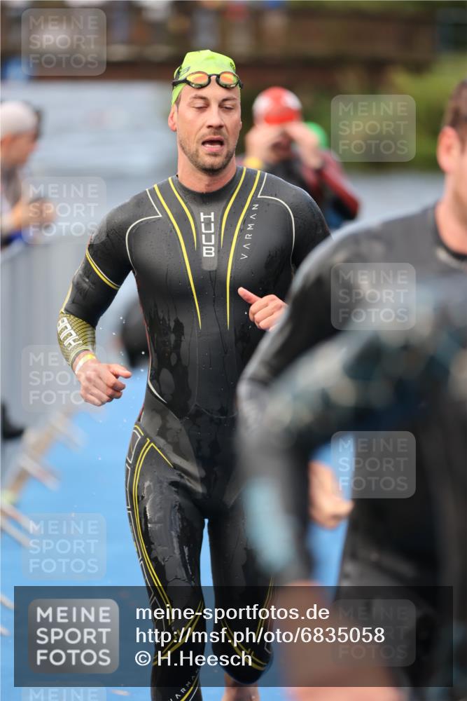 25.08.2024 - Elbe Triathlon Hamburg H.Heesch http://msf.ph/oto/6835058 25.08.2024 08:34:29 Schwimmen 35, 48, 52, 55, 58, 83, 84, 94, 97 meine-sportfotos.de