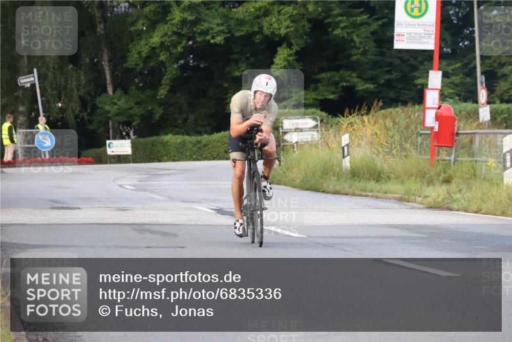25.08.2024 - Elbe Triathlon Hamburg Fuchs,  Jonas http://msf.ph/oto/6835336 25.08.2024 08:41:46 Radfahren 105 meine-sportfotos.de
