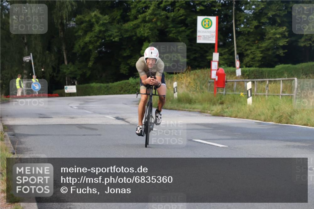 25.08.2024 - Elbe Triathlon Hamburg Fuchs,  Jonas http://msf.ph/oto/6835360 25.08.2024 08:41:46 Radfahren 105 meine-sportfotos.de