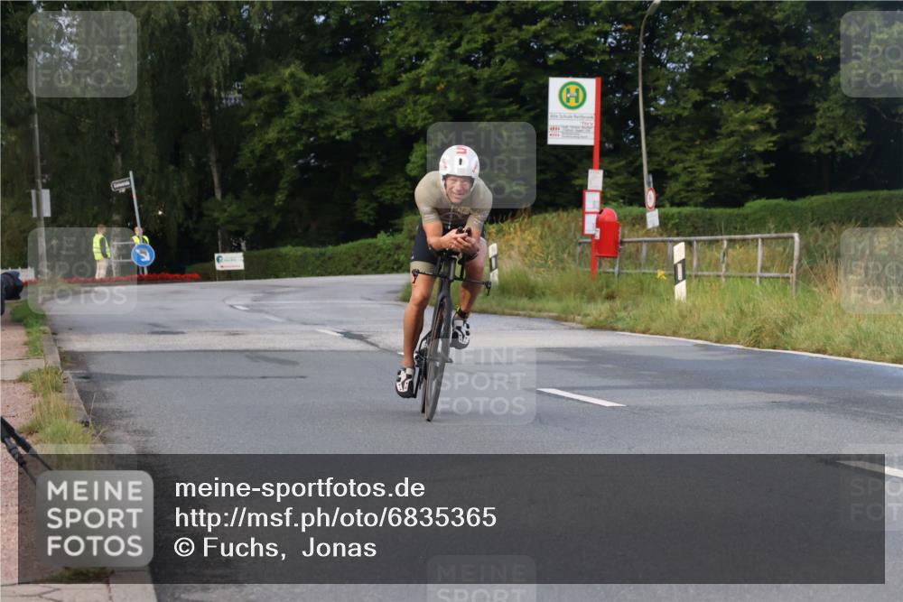 25.08.2024 - Elbe Triathlon Hamburg Fuchs,  Jonas http://msf.ph/oto/6835365 25.08.2024 08:41:47 Radfahren 105 meine-sportfotos.de
