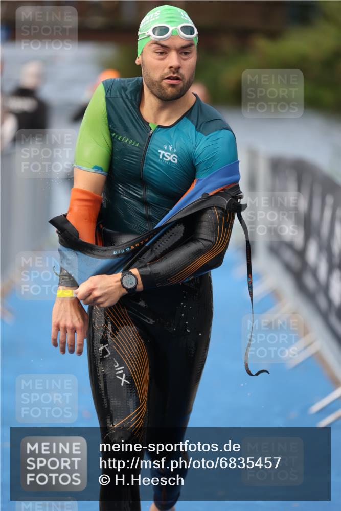 25.08.2024 - Elbe Triathlon Hamburg H.Heesch http://msf.ph/oto/6835457 25.08.2024 08:34:41 Schwimmen 48, 70, 83, 84, 93, 94, 97 meine-sportfotos.de