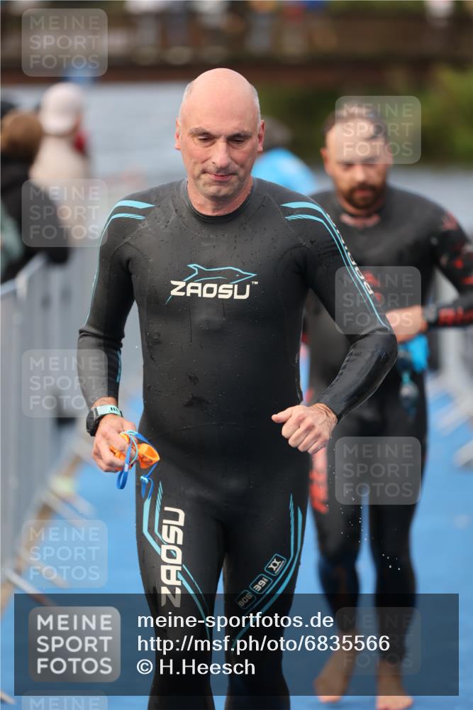 25.08.2024 - Elbe Triathlon Hamburg H.Heesch http://msf.ph/oto/6835566 25.08.2024 08:34:48 Schwimmen 48, 70, 84, 93, 94 meine-sportfotos.de