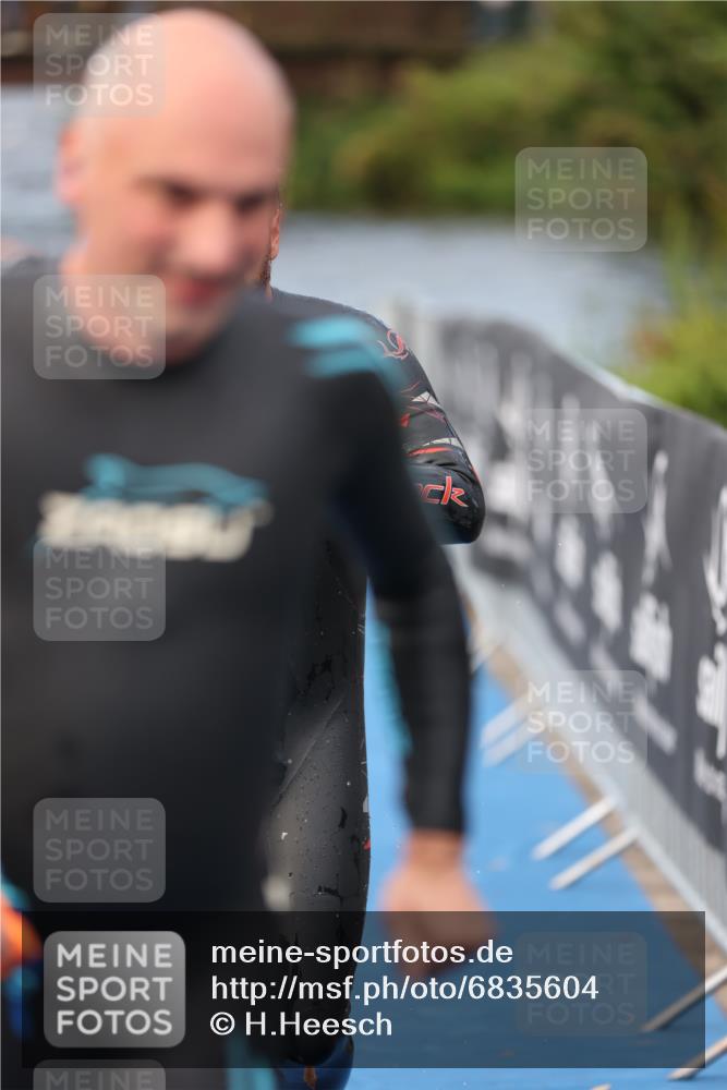 25.08.2024 - Elbe Triathlon Hamburg H.Heesch http://msf.ph/oto/6835604 25.08.2024 08:34:49 Schwimmen 48, 70, 84, 93, 94 meine-sportfotos.de