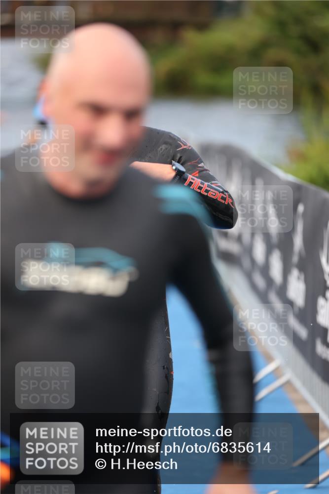 25.08.2024 - Elbe Triathlon Hamburg H.Heesch http://msf.ph/oto/6835614 25.08.2024 08:34:49 Schwimmen 48, 70, 84, 93, 94 meine-sportfotos.de