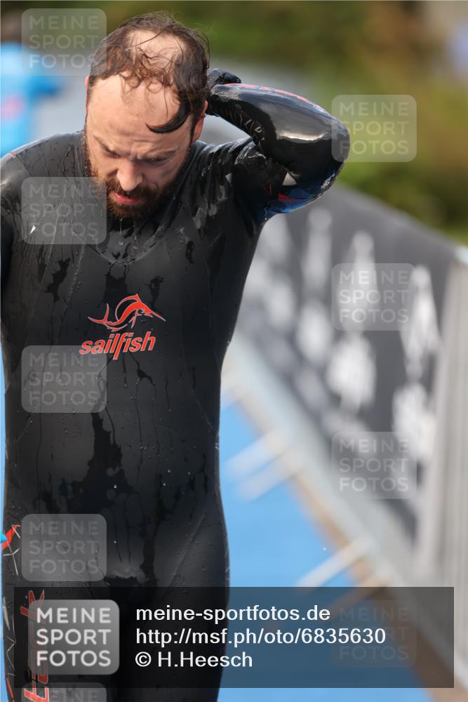 25.08.2024 - Elbe Triathlon Hamburg H.Heesch http://msf.ph/oto/6835630 25.08.2024 08:34:50 Schwimmen 48, 70, 84, 93, 94 meine-sportfotos.de