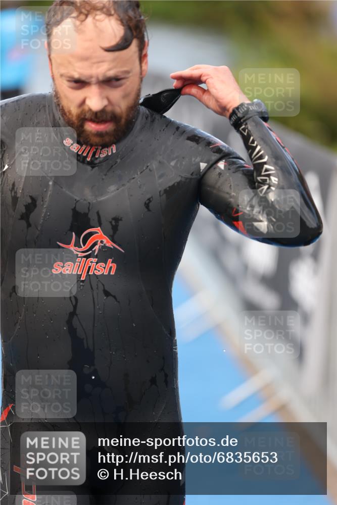 25.08.2024 - Elbe Triathlon Hamburg H.Heesch http://msf.ph/oto/6835653 25.08.2024 08:34:51 Schwimmen 48, 70, 84, 93, 94 meine-sportfotos.de