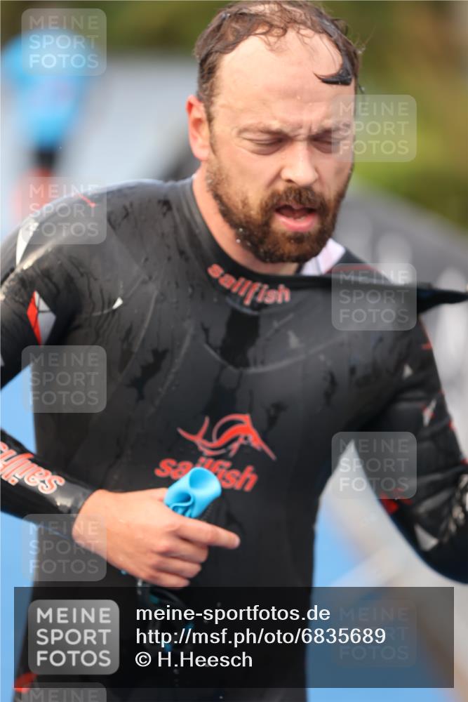 25.08.2024 - Elbe Triathlon Hamburg H.Heesch http://msf.ph/oto/6835689 25.08.2024 08:34:51 Schwimmen 48, 70, 84, 93, 94 meine-sportfotos.de