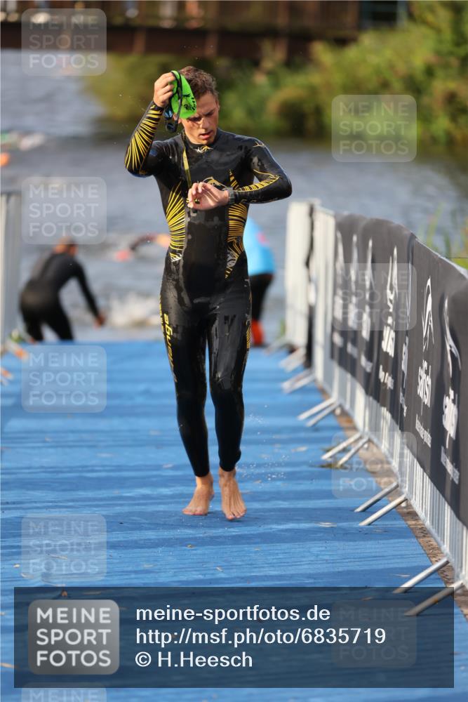 25.08.2024 - Elbe Triathlon Hamburg H.Heesch http://msf.ph/oto/6835719 25.08.2024 08:35:18 Schwimmen 41, 59, 74 meine-sportfotos.de