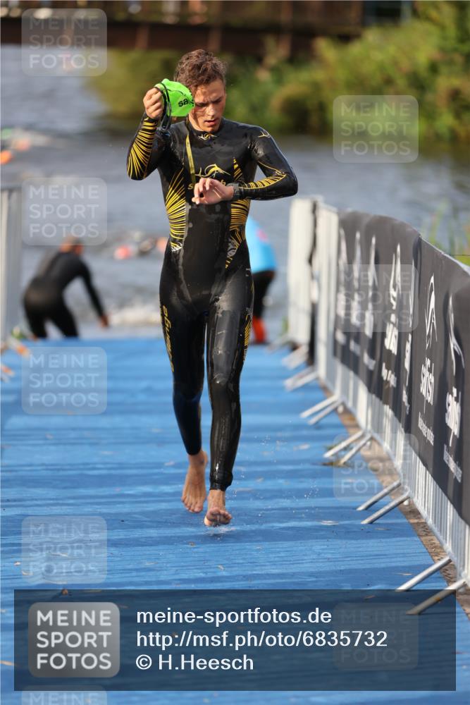 25.08.2024 - Elbe Triathlon Hamburg H.Heesch http://msf.ph/oto/6835732 25.08.2024 08:35:18 Schwimmen 41, 59, 74 meine-sportfotos.de