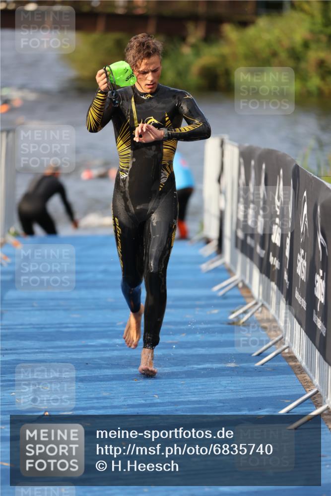 25.08.2024 - Elbe Triathlon Hamburg H.Heesch http://msf.ph/oto/6835740 25.08.2024 08:35:18 Schwimmen 41, 59, 74 meine-sportfotos.de