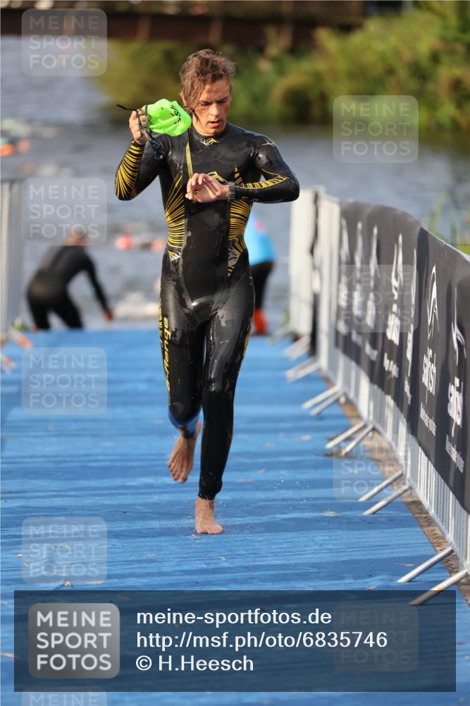25.08.2024 - Elbe Triathlon Hamburg H.Heesch http://msf.ph/oto/6835746 25.08.2024 08:35:18 Schwimmen 41, 59, 74 meine-sportfotos.de